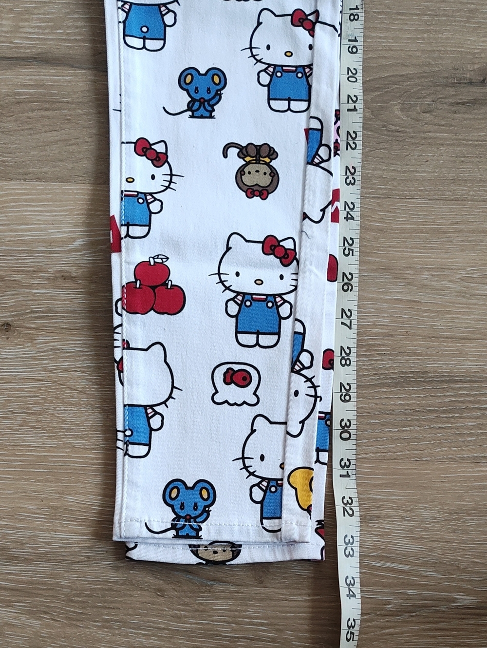 Levi's Hello Kitty Patterned Jeans - Picture 4 of 5